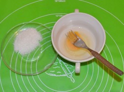 Жареные пирожки с луком и яйцом на кефире - шаг 3 Жареные пирожки с луком и яйцом на кефире - шаг 3