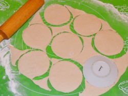 Жареные пирожки с луком и яйцом на кефире - шаг 12 Жареные пирожки с луком и яйцом на кефире - шаг 12