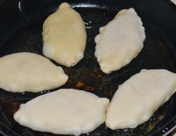 Жареные пирожки с луком и яйцом на кефире - шаг 15 Жареные пирожки с луком и яйцом на кефире - шаг 15