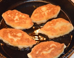 Жареные пирожки с луком и яйцом на кефире - шаг 16 Жареные пирожки с луком и яйцом на кефире - шаг 16