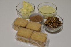 Домашнее пирожные картошка из печенья со сгущенкой с орехами - шаг 1