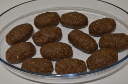 Домашнее пирожные картошка из печенья со сгущенкой с орехами - шаг 8