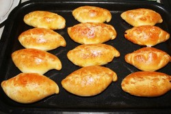 Дрожжевые пирожки с малиной в духовке - шаг 11 Дрожжевые пирожки с малиной в духовке - шаг 11