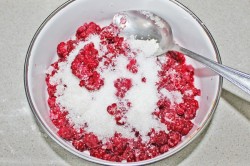 Дрожжевые пирожки с малиной в духовке - шаг 7 Дрожжевые пирожки с малиной в духовке - шаг 7