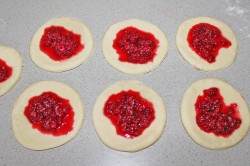 Дрожжевые пирожки с малиной в духовке - шаг 9 Дрожжевые пирожки с малиной в духовке - шаг 9