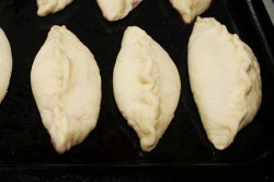 Дрожжевые пирожки с малиной в духовке - шаг 10 Дрожжевые пирожки с малиной в духовке - шаг 10