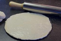 Домашняя пицца с креветками и сыром - шаг 8