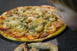 Домашняя пицца с креветками и сыром - шаг 15