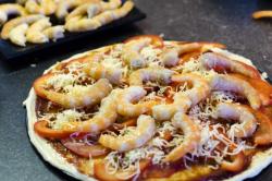 Домашняя пицца с креветками и сыром - шаг 11