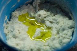 Домашняя пицца с креветками и сыром - шаг 4