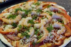 Домашняя пицца с креветками и сыром - шаг 12