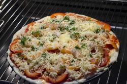 Домашняя пицца с креветками и сыром - шаг 13