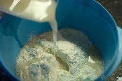 Домашняя пицца с креветками и сыром - шаг 3