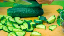 Летний салат со свежими огурцами и консервированным тунцом - шаг 3 Летний салат со свежими огурцами и консервированным тунцом - шаг 3