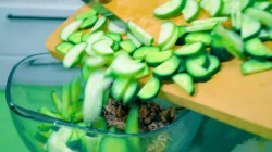 Летний салат со свежими огурцами и консервированным тунцом - шаг 4 Летний салат со свежими огурцами и консервированным тунцом - шаг 4