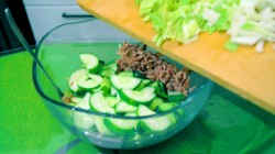 Летний салат со свежими огурцами и консервированным тунцом - шаг 6 Летний салат со свежими огурцами и консервированным тунцом - шаг 6