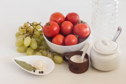 Помидоры с виноградом на зиму - шаг 1 Помидоры с виноградом на зиму - шаг 1