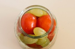 Помидоры с виноградом на зиму - шаг 3 Помидоры с виноградом на зиму - шаг 3