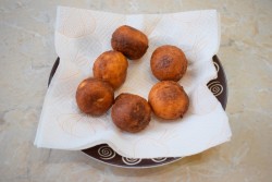 Пончики из творога - шаг 8