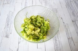 Постные оладьи из кабачков - шаг 2