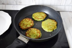 Постные оладьи из кабачков - шаг 5