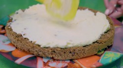 Торт к дню рождения с нежным бисквитом и песочной прослойкой - шаг 10 Торт к дню рождения с нежным бисквитом и песочной прослойкой - шаг 10