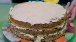 Торт к дню рождения с нежным бисквитом и песочной прослойкой - шаг 12 Торт к дню рождения с нежным бисквитом и песочной прослойкой - шаг 12