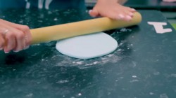 Торт к дню рождения с нежным бисквитом и песочной прослойкой - шаг 17 Торт к дню рождения с нежным бисквитом и песочной прослойкой - шаг 17