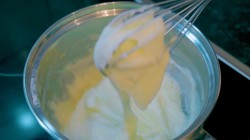 Торт к дню рождения с нежным бисквитом и песочной прослойкой - шаг 2 Торт к дню рождения с нежным бисквитом и песочной прослойкой - шаг 2