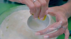 Торт к дню рождения с нежным бисквитом и песочной прослойкой - шаг 3 Торт к дню рождения с нежным бисквитом и песочной прослойкой - шаг 3