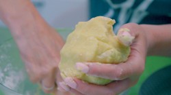 Торт к дню рождения с нежным бисквитом и песочной прослойкой - шаг 4 Торт к дню рождения с нежным бисквитом и песочной прослойкой - шаг 4