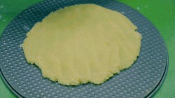 Торт к дню рождения с нежным бисквитом и песочной прослойкой - шаг 5 Торт к дню рождения с нежным бисквитом и песочной прослойкой - шаг 5