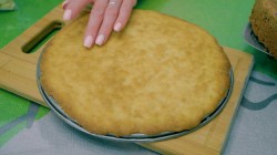 Торт к дню рождения с нежным бисквитом и песочной прослойкой - шаг 6 Торт к дню рождения с нежным бисквитом и песочной прослойкой - шаг 6