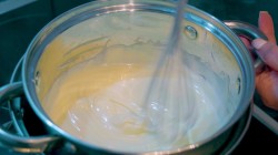 Торт к дню рождения с нежным бисквитом и песочной прослойкой - шаг 7 Торт к дню рождения с нежным бисквитом и песочной прослойкой - шаг 7