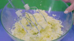 Торт к дню рождения с нежным бисквитом и песочной прослойкой - шаг 9 Торт к дню рождения с нежным бисквитом и песочной прослойкой - шаг 9