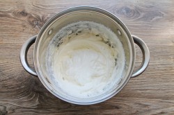 Торт из пряников с бананами и сметаной - шаг 3 Торт из пряников с бананами и сметаной - шаг 3