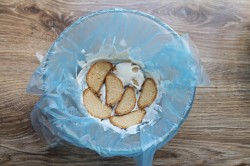 Торт из пряников с бананами и сметаной - шаг 4 Торт из пряников с бананами и сметаной - шаг 4