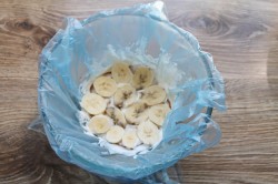 Торт из пряников с бананами и сметаной - шаг 6 Торт из пряников с бананами и сметаной - шаг 6