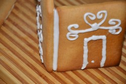 Новогодний пряничный домик с глазурью - шаг 13 Новогодний пряничный домик с глазурью - шаг 13