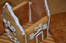 Новогодний пряничный домик с глазурью - шаг 14 Новогодний пряничный домик с глазурью - шаг 14