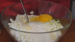 Пышные сырники с манкой и творогом - шаг 1 Пышные сырники с манкой и творогом - шаг 1