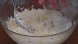 Пышные сырники с манкой и творогом - шаг 2 Пышные сырники с манкой и творогом - шаг 2