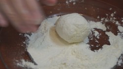 Пышные сырники с манкой и творогом - шаг 4 Пышные сырники с манкой и творогом - шаг 4