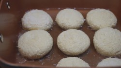 Пышные сырники с манкой и творогом - шаг 6 Пышные сырники с манкой и творогом - шаг 6