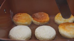 Пышные сырники с манкой и творогом - шаг 7 Пышные сырники с манкой и творогом - шаг 7