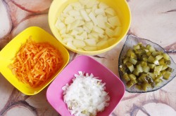 Рассольник куриный с перловкой и солеными огурцами - шаг 2 Рассольник куриный с перловкой и солеными огурцами - шаг 2