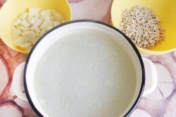 Рассольник куриный с перловкой и солеными огурцами - шаг 3 Рассольник куриный с перловкой и солеными огурцами - шаг 3