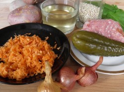 Рассольник с копченой колбасой и перловкой - шаг 1