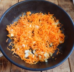 Рис на сковороде с луком и морковью - шаг 4 Рис на сковороде с луком и морковью - шаг 4