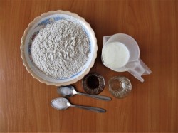 Ржаные лепешки на кефире - шаг 1